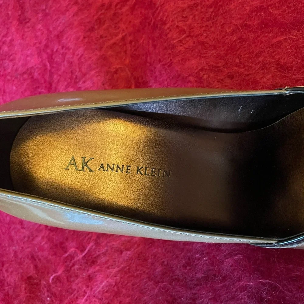 ANNE KLEIN AKSANDYA PATENT LEATHER LIGHT GOLD & BROWN WITH BOW SHOES HEELS SZ 9